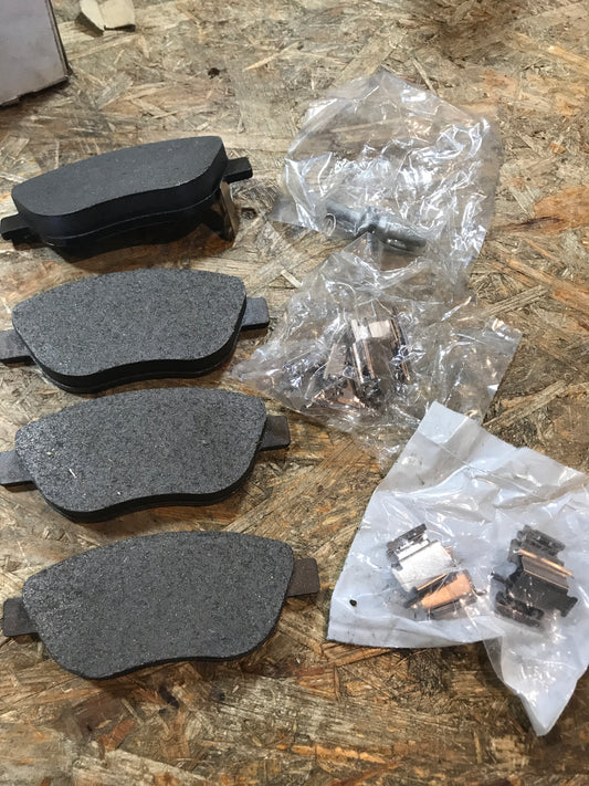 Original Opel Corsa D 3+5Türig Z13DTH Bremsbeläge Satz vorne NEU