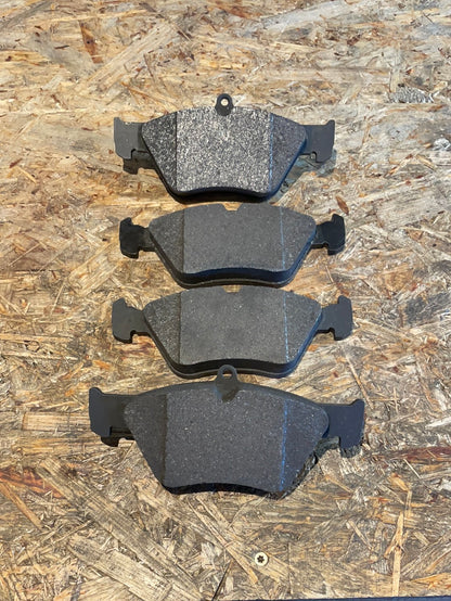 Original GM Opel Calibra A 2,0/2,5 Omega B 2,0 Vectra A 2,0/2,5 Saab 900 2 2,0/2,3/2,5 Bremsbeläge vorne Neu