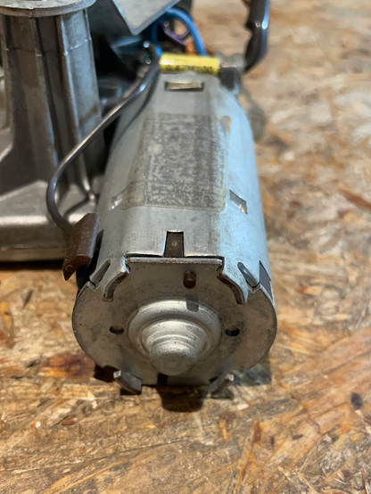 Original GM Opel Kadett E Caravan Wischermotor hinten Neu