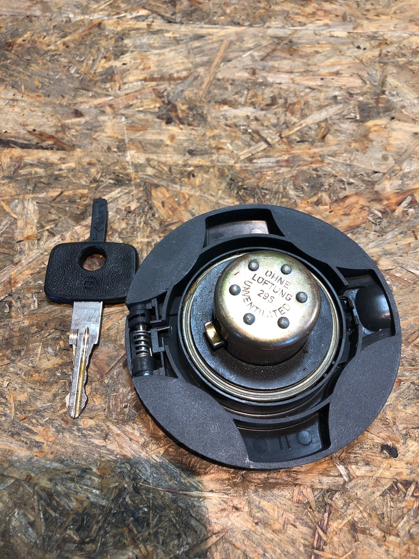 Original Opel Kadett E Tankdeckel mit Schlüssel Neu