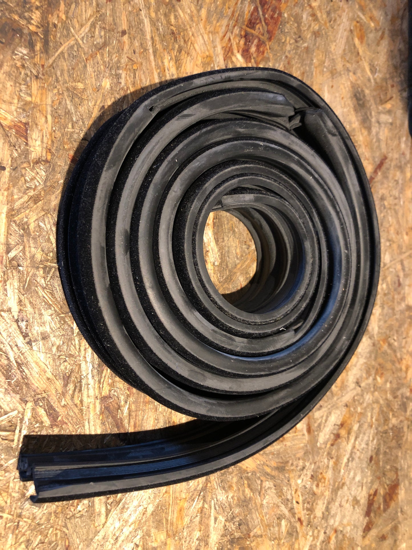 Original Ford Escort Orion Dichtung Fensterführung Neu