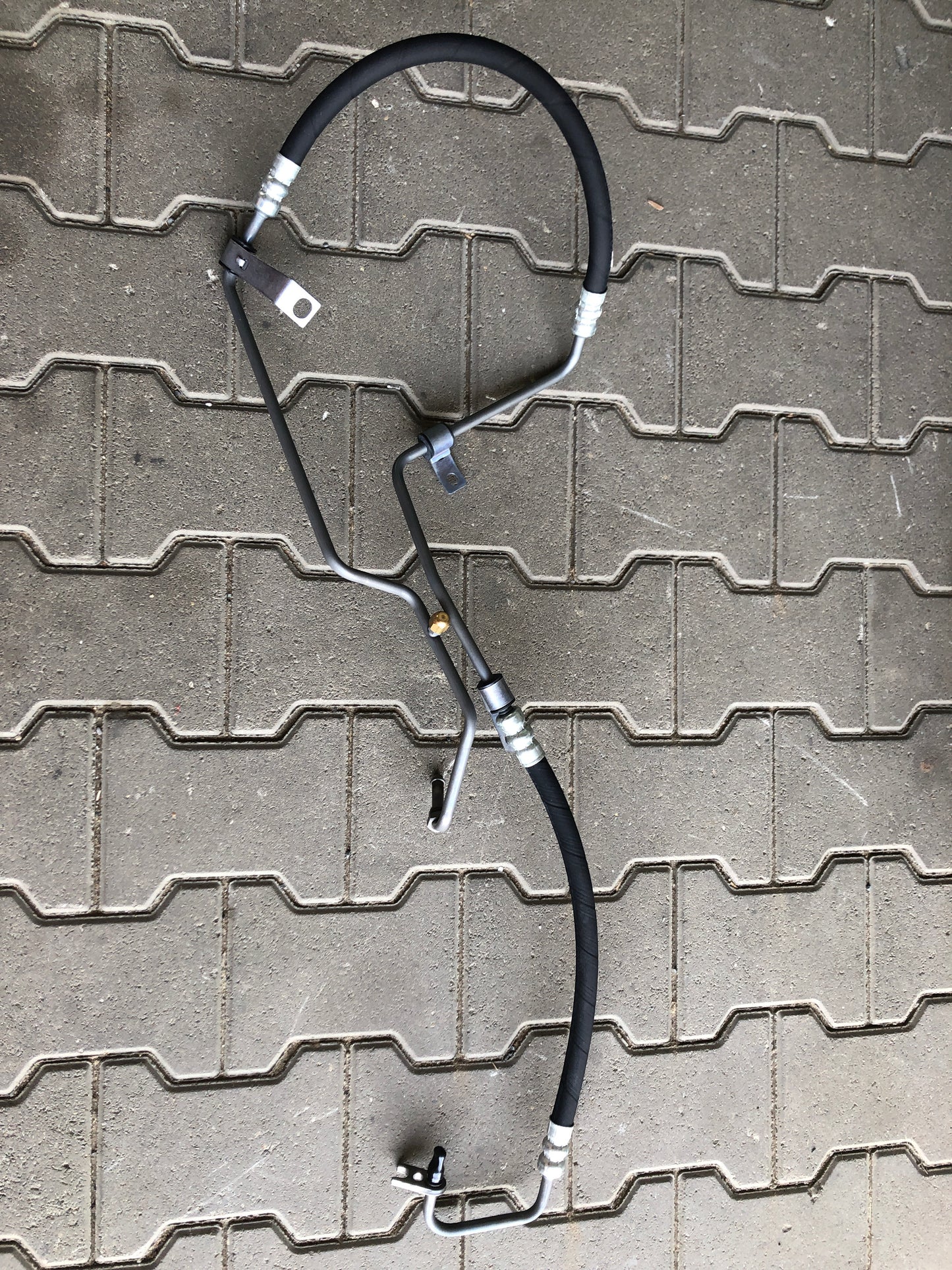 Original GM Opel Vivaro A 1,9L Rohr Pumpe Hilfskraftlenkung an Getriebe in Verbindung mit Klima Neu