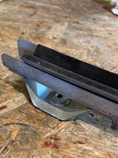 Original GM Opel Kadett E Führungsschiene Fensterführung hinten Neu