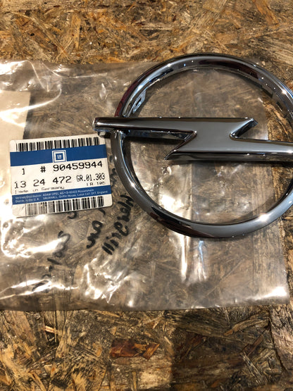 Original GM Opel Vivaro 2001-06 Omega B Speedster Movano A Emblem an Kühlergrill Neu