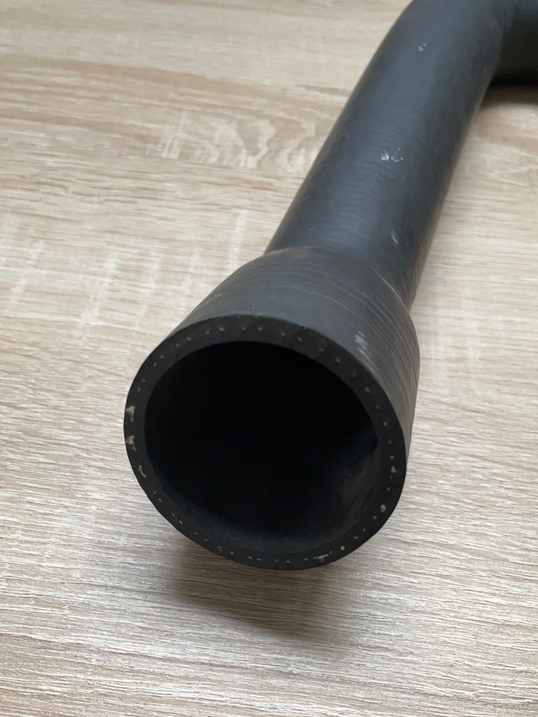 Kühlerschlauch unten von der Wasserpumpe zum Hochleistungskühler bei Rekord E mit den Motoren 17N 19N 20N/S