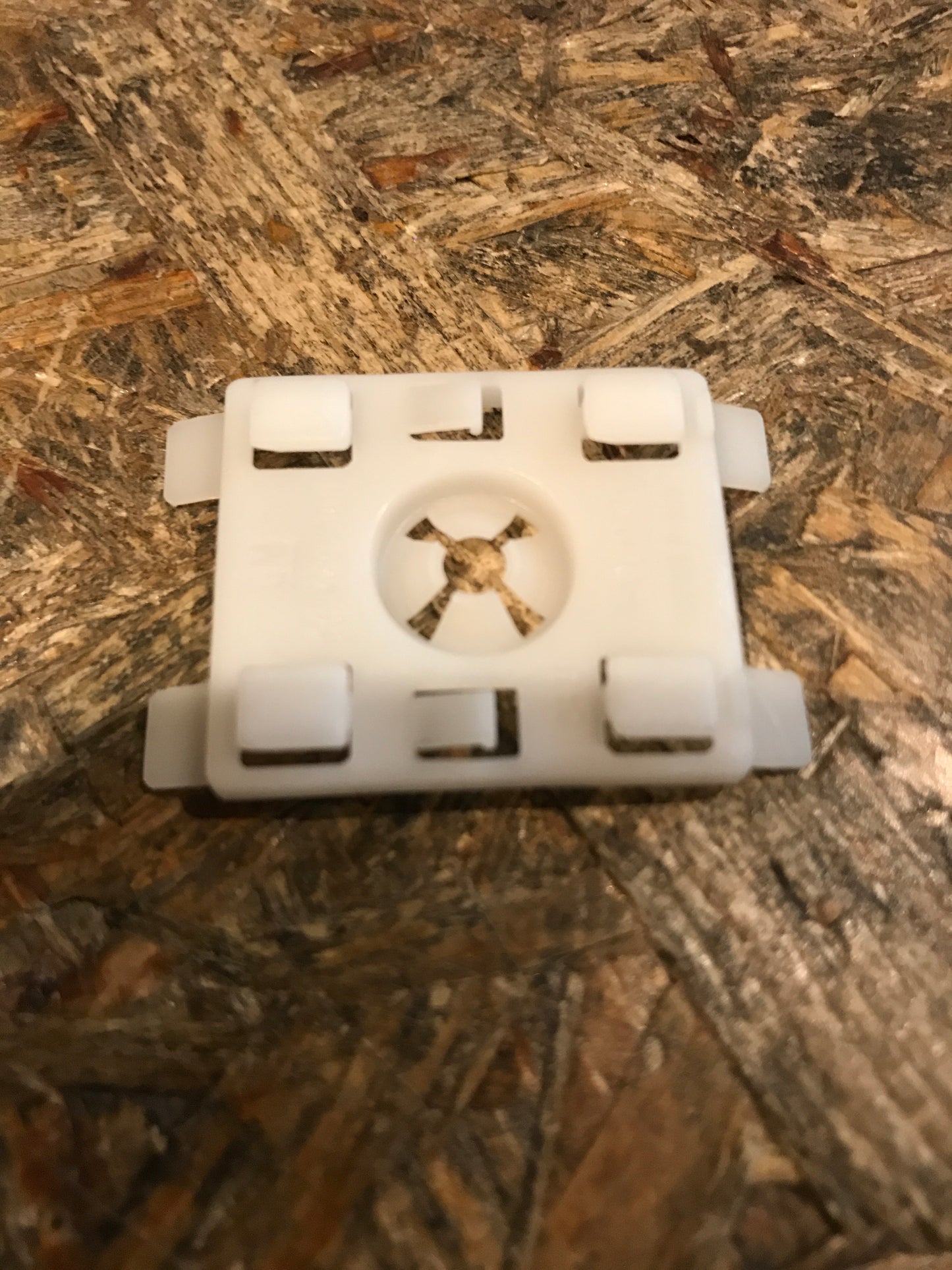 Original Omega B Kunstoffclip / Klammer an zierleiste NEU