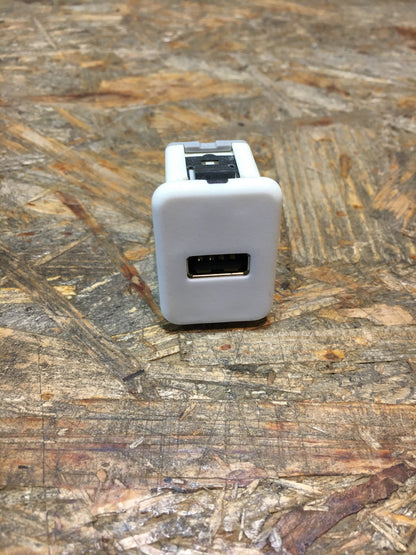 Original Chevrolet Aveo USB Anschluss NEU
