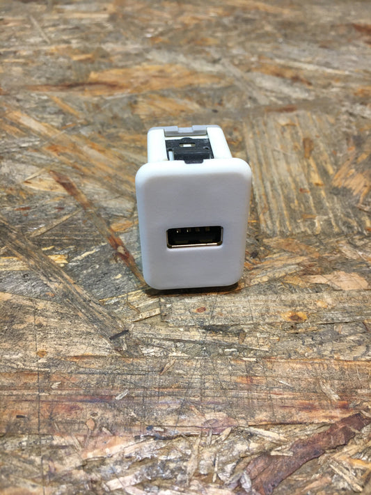 Original Chevrolet Aveo USB Anschluss NEU