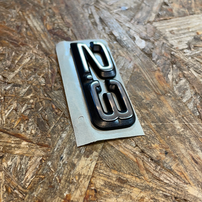 Original GM Opel Omega A „2,3“ Emblem schwarz Chrom Neu