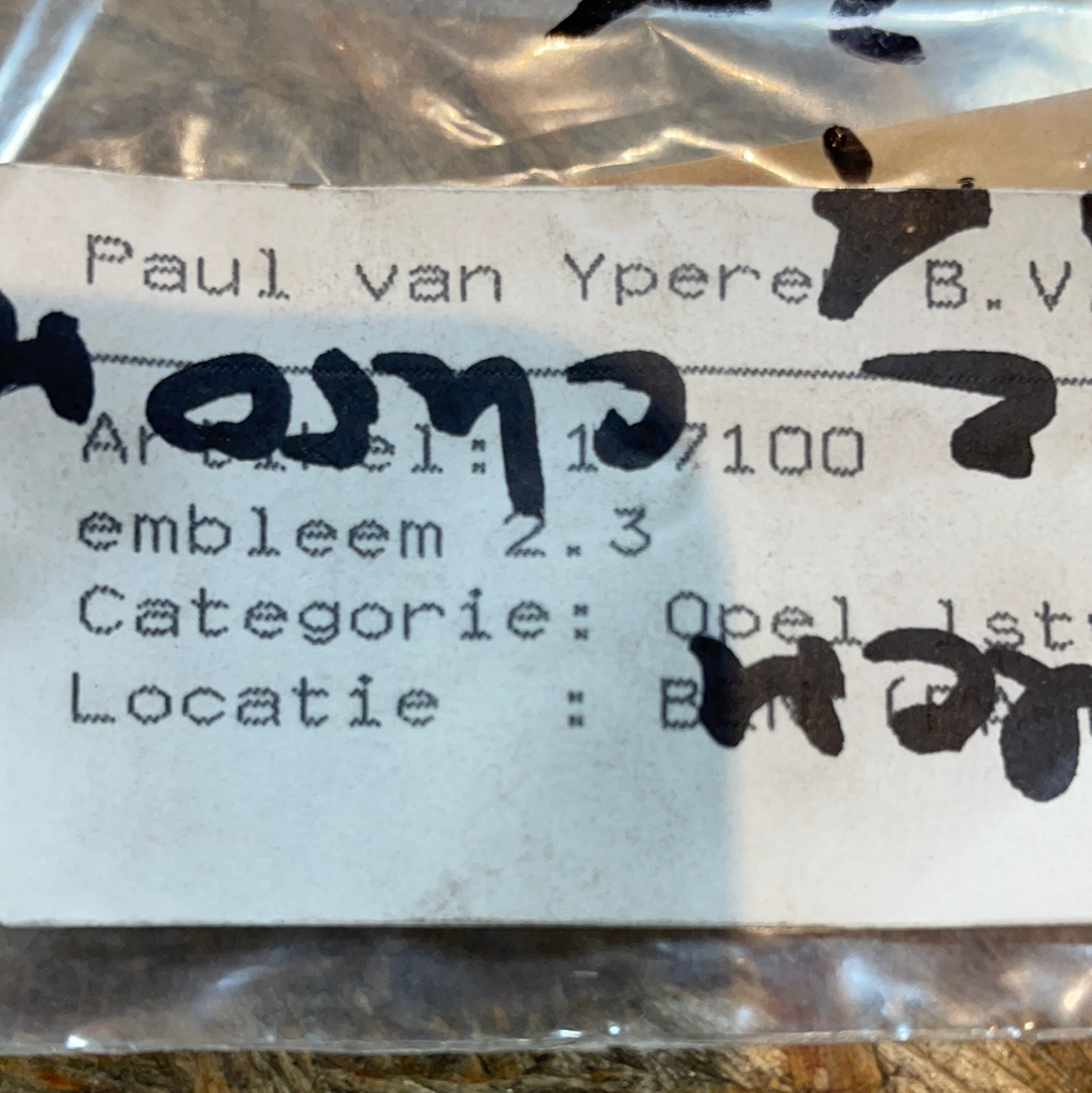 Original GM Opel Omega A „2,3“ Emblem schwarz Chrom Neu