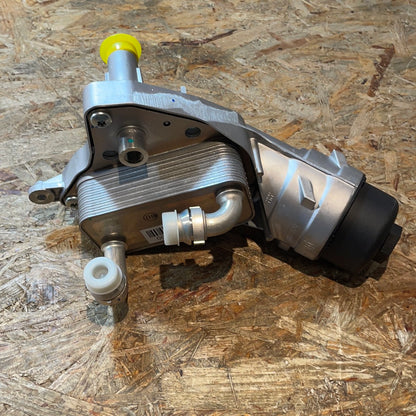 Original GM Opel Astra J Insignia 2,0 CDTI Ölfiltergehäuse Motorkühler Neu