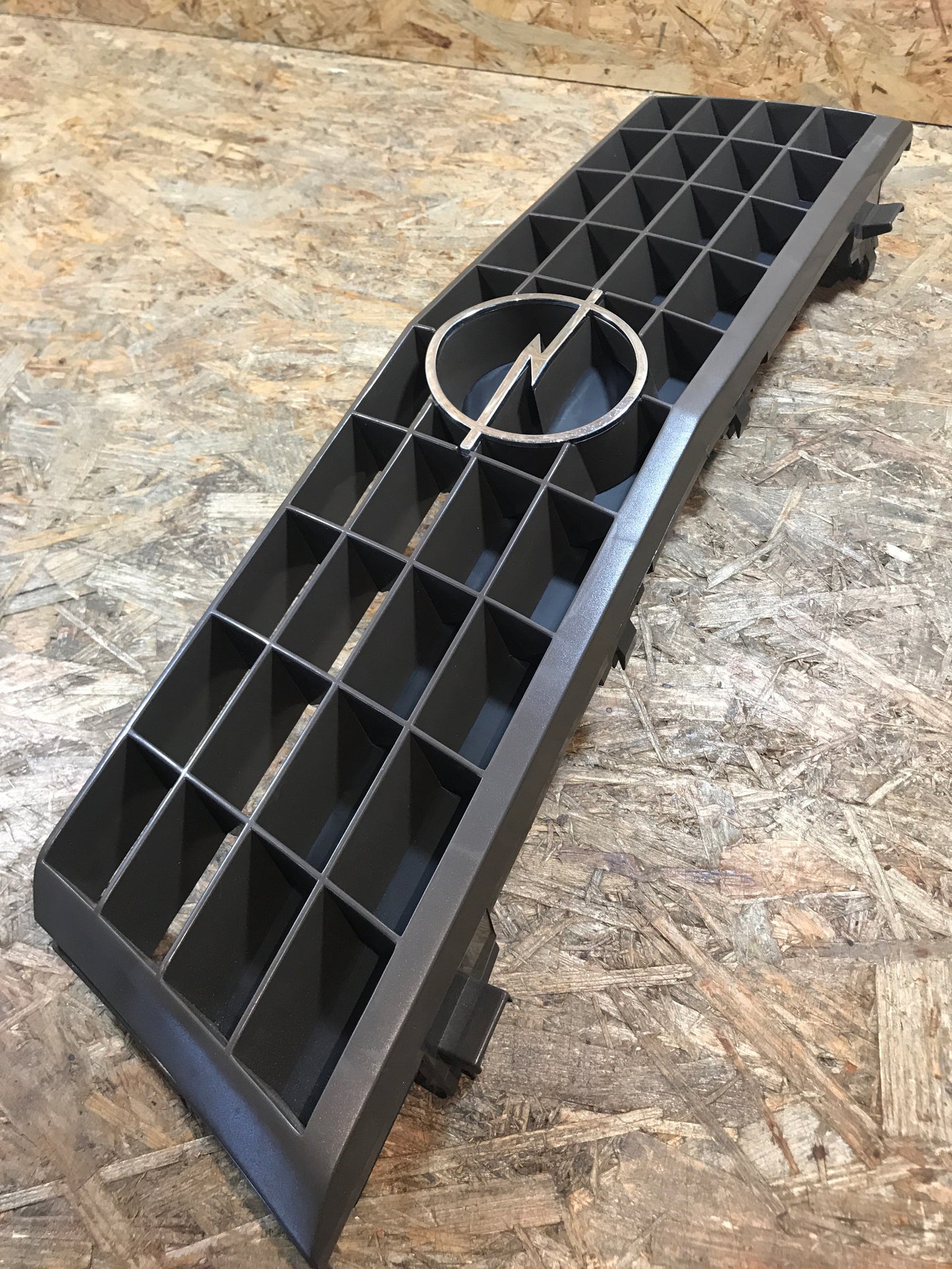 Original Opel Ascona C / Vauxhall Cavalier 82-88 Frontgrill NEU