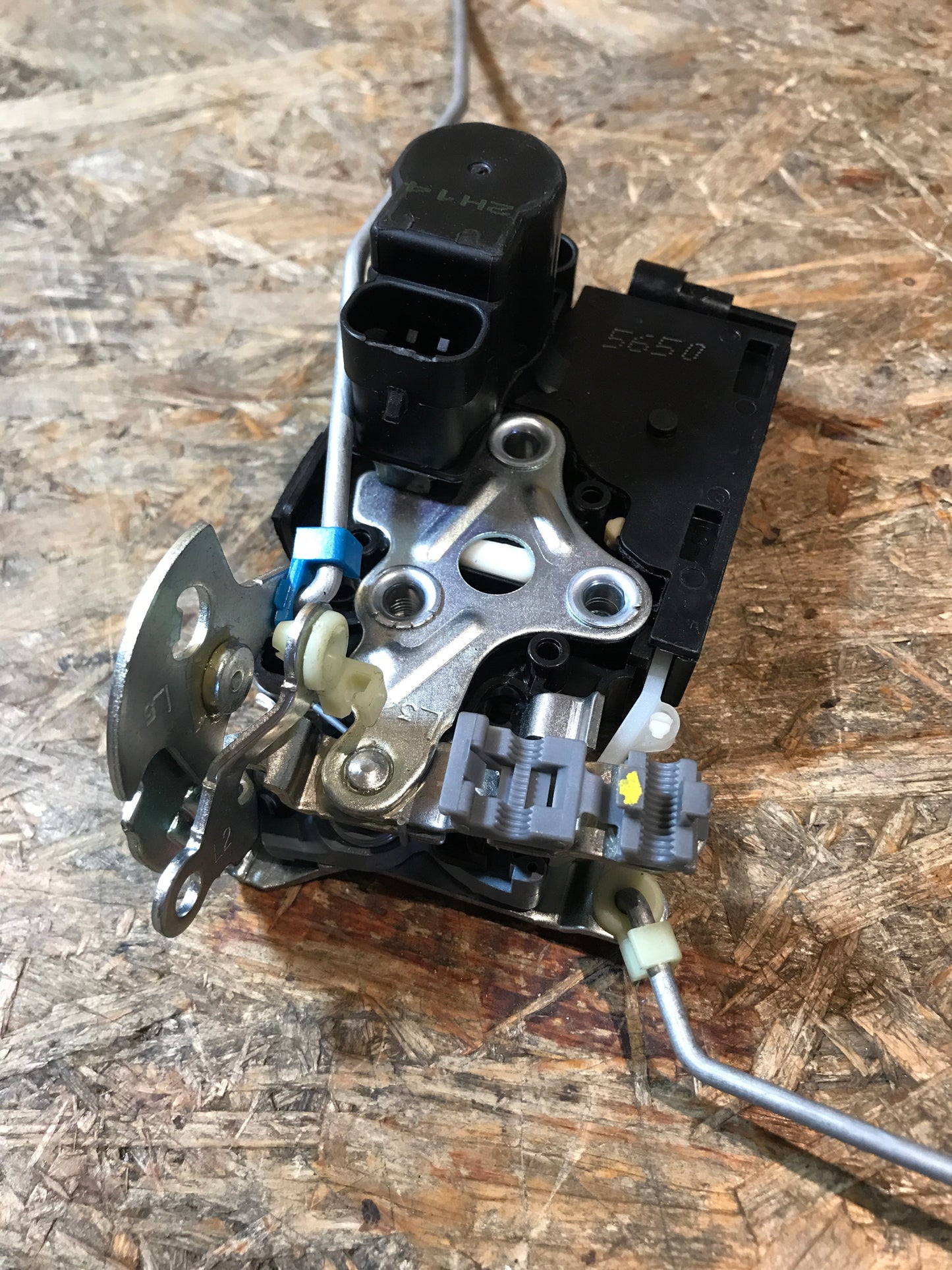 Original Opel Chevrolet Spark M300 Türschloss links vorn NEU