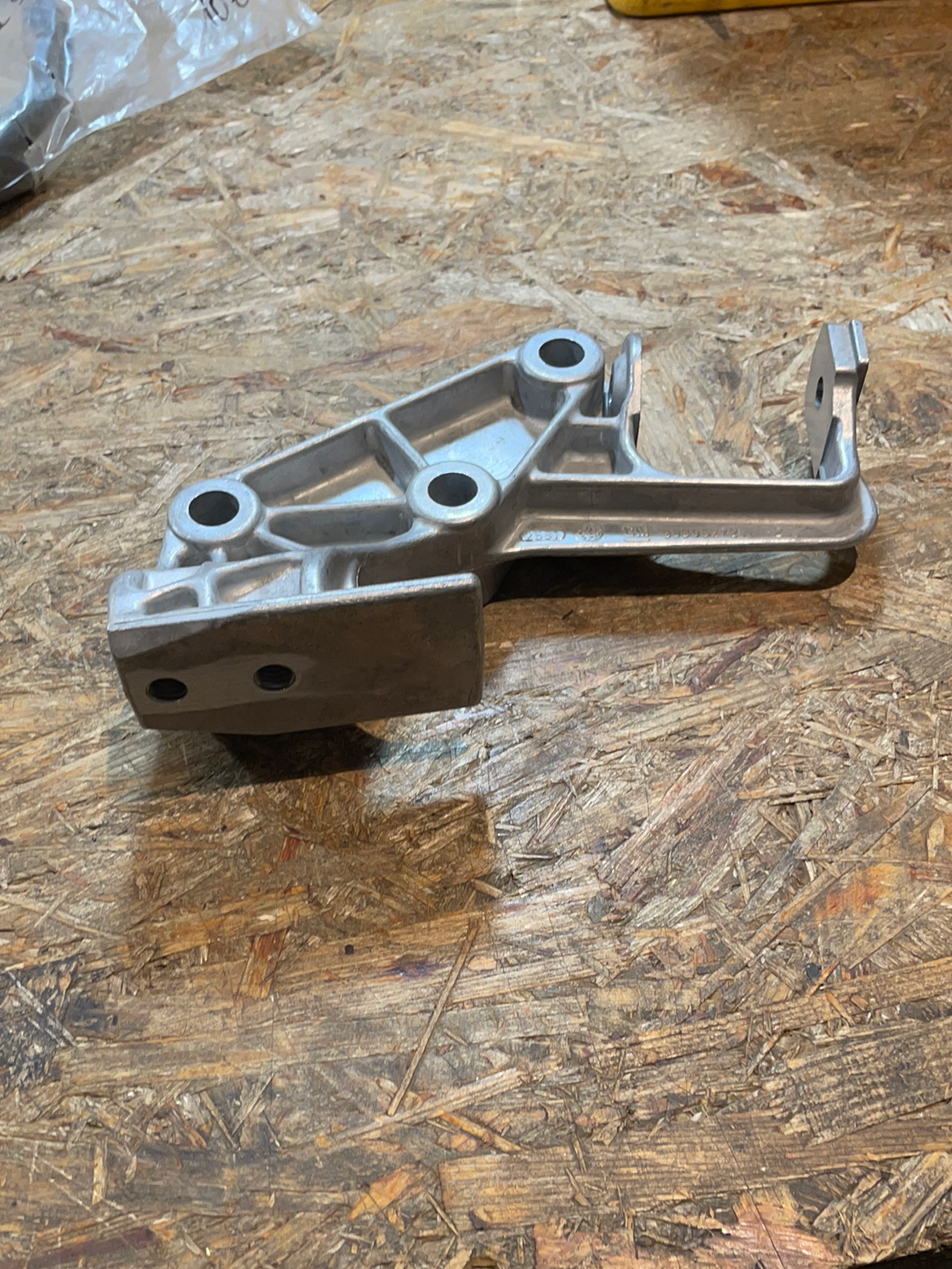 Original GM Opel C20XE F20 Getriebe Getriebehalter Neu