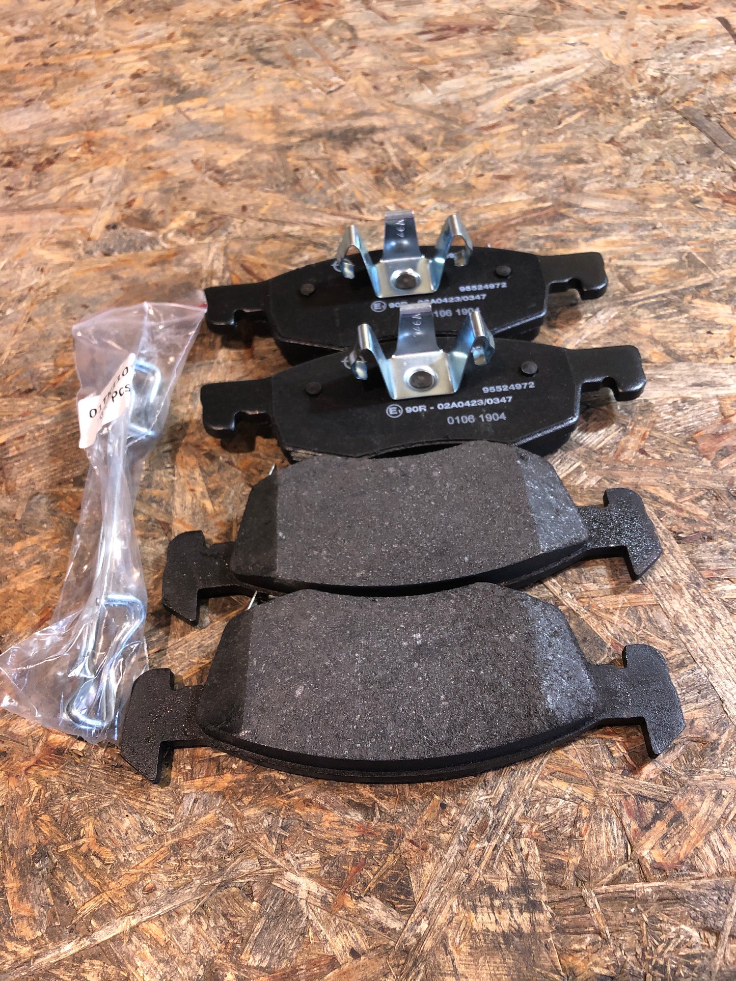Original Opel Corsa E Bremsklötze vorne Neu