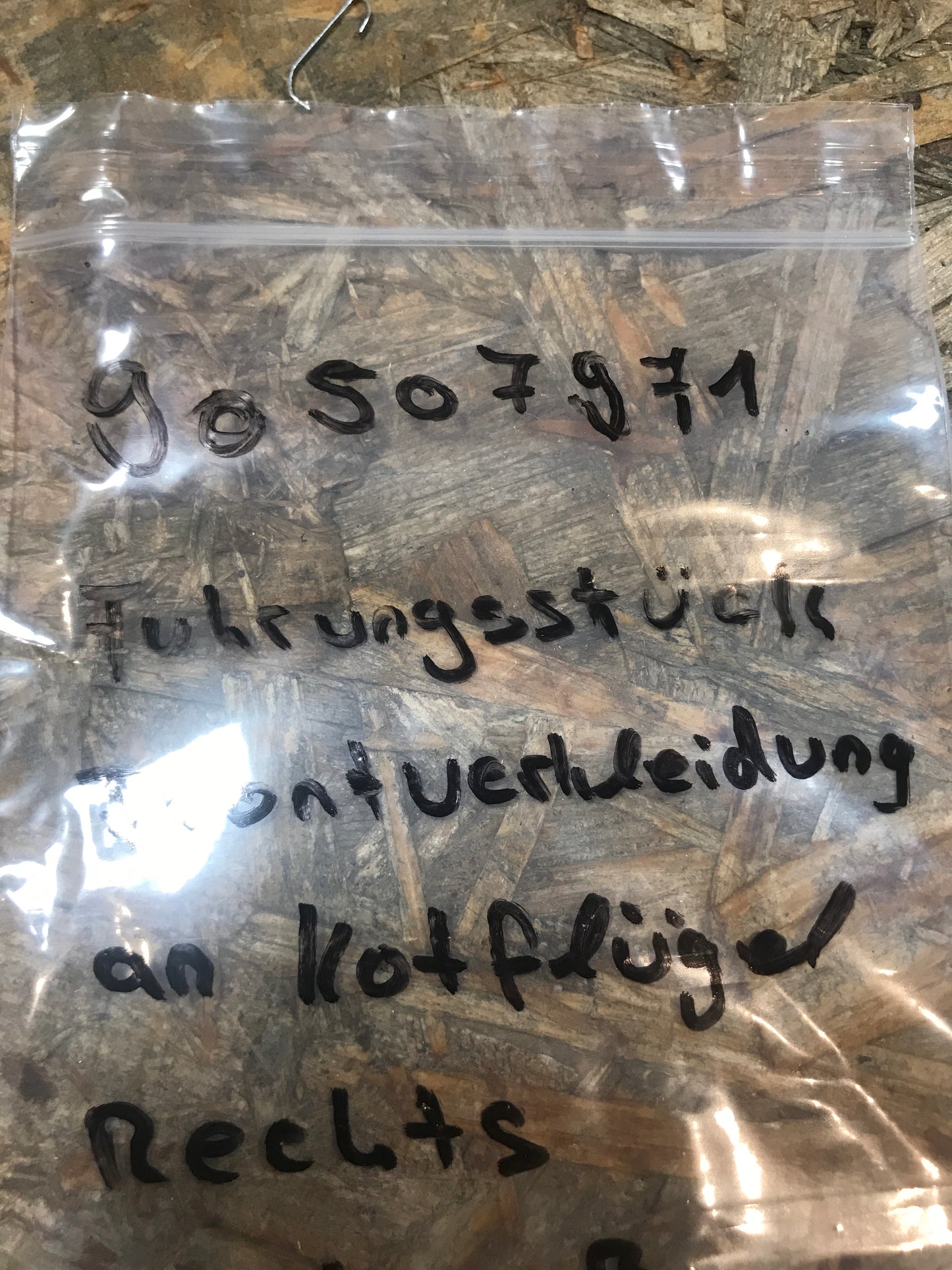 Original Opel Vectra B Führungsstück Frontverkleidung an Kotflügel Rechts NEU