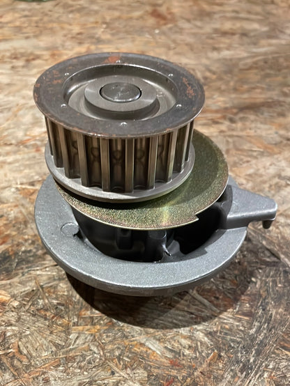 Original GM Opel Kadett E 1,6 D Ascona C 1,6 D Wasserpumpe Neu