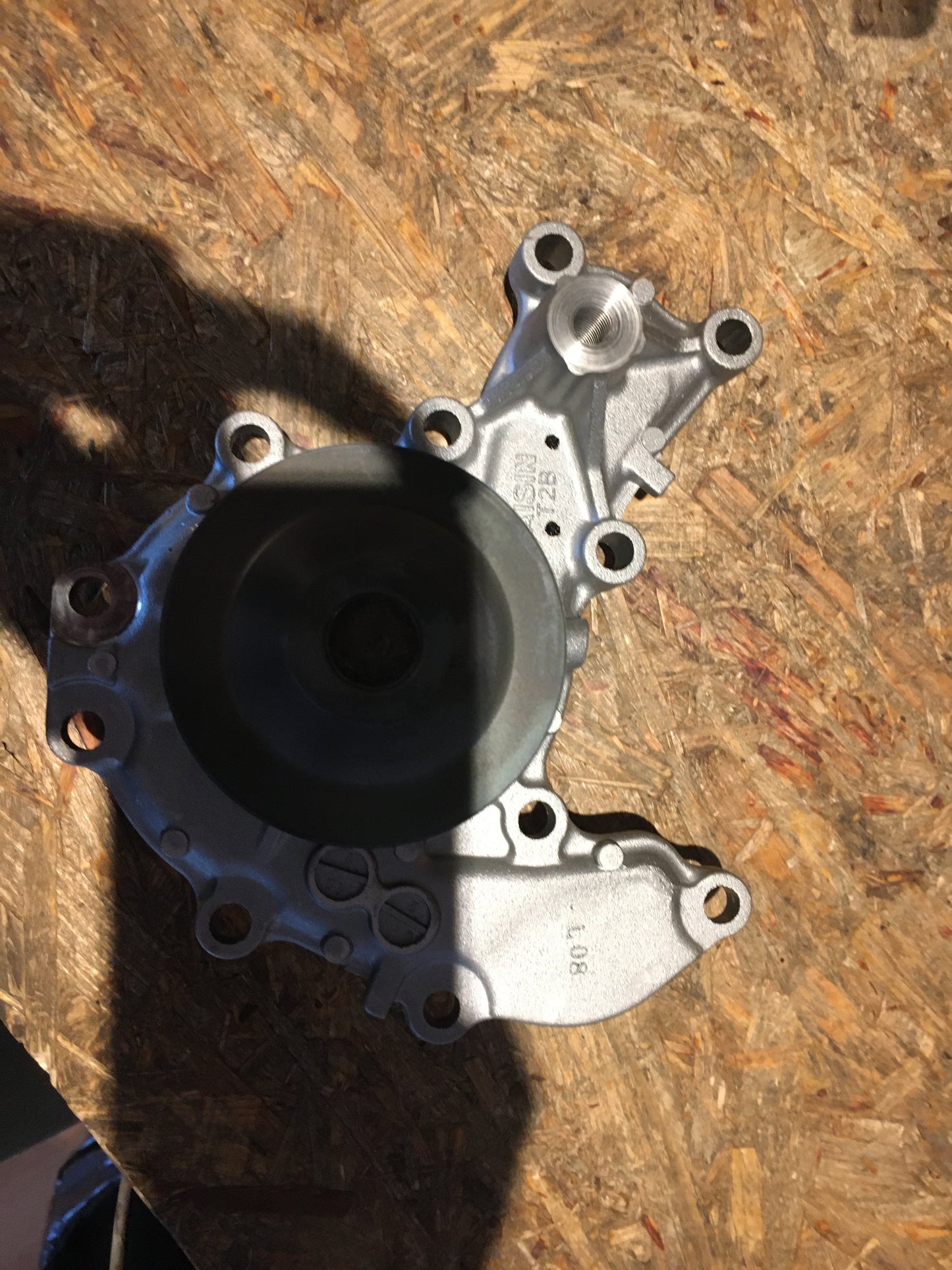 Original Isuzu Trooper Wasserpumpe NEU