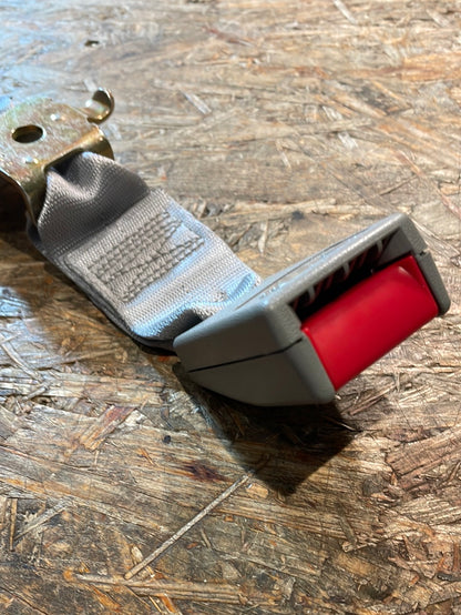 Original GM Opel Omega B Beckengurt Schloß grau rechts Neu