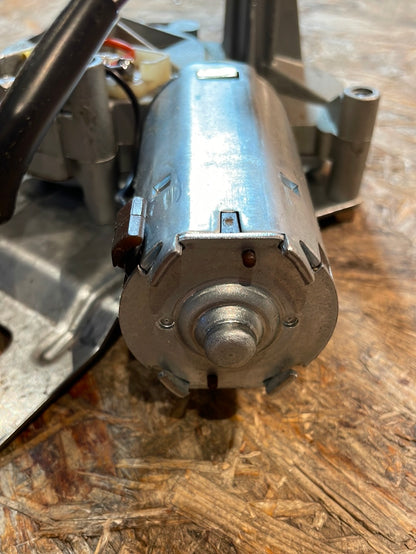 Original GM Opel Omega A Caravan Wischermotor hinten Neu