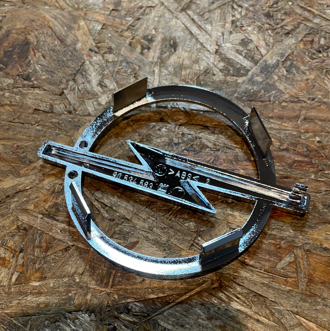 Original GM Opel Corsa B Emblem Kühlergitter Neu