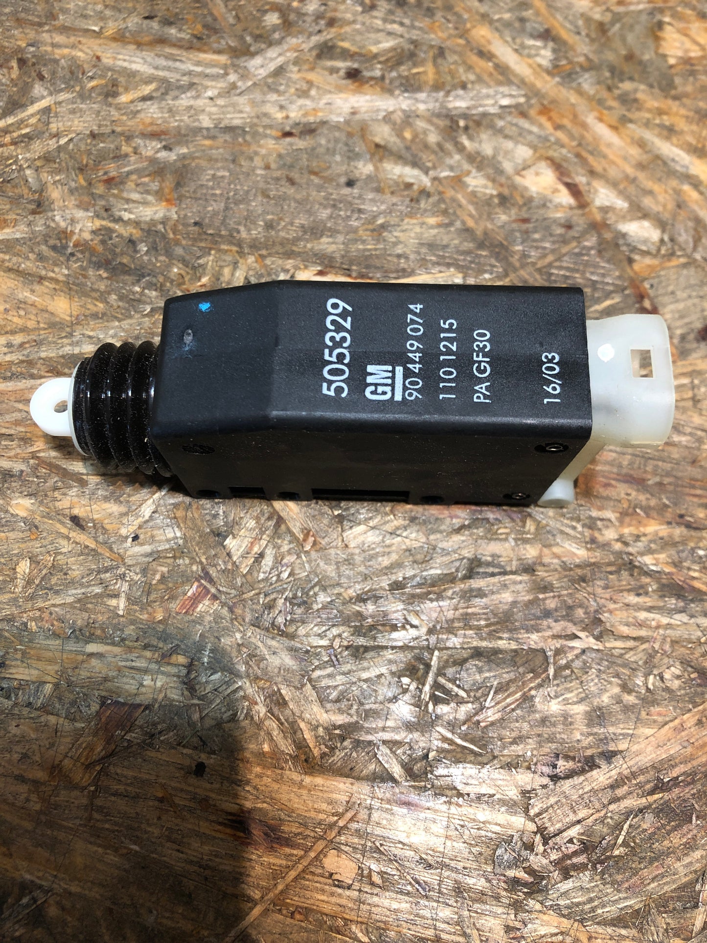 Original Opel Omega Astra Corsa Stellmotor 2V hinten Neu