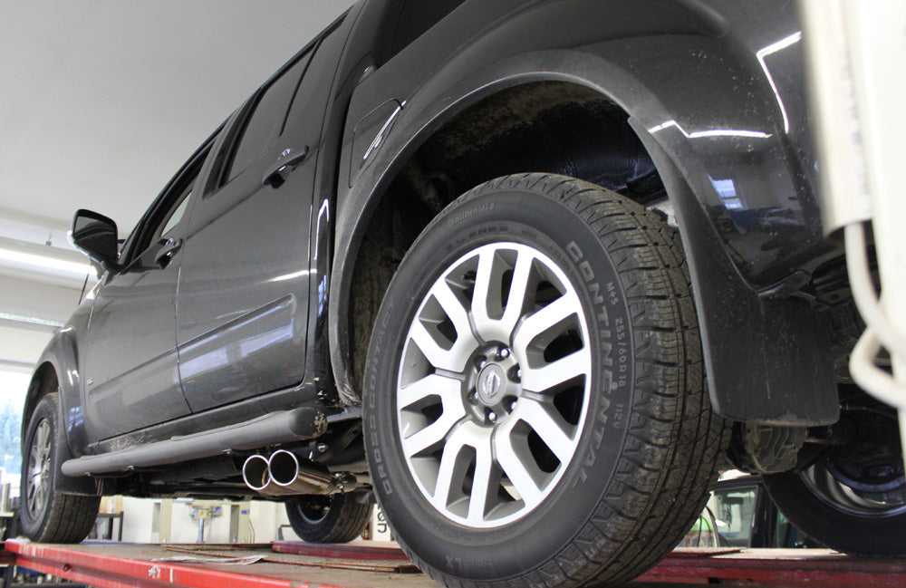 FOX Nissan Navara D40 - 2,5l dCi Endschalldämpfer Sidepipe, Ausgang rechts und links am Fahrzeug - 2x90 Typ 16 rechts/links